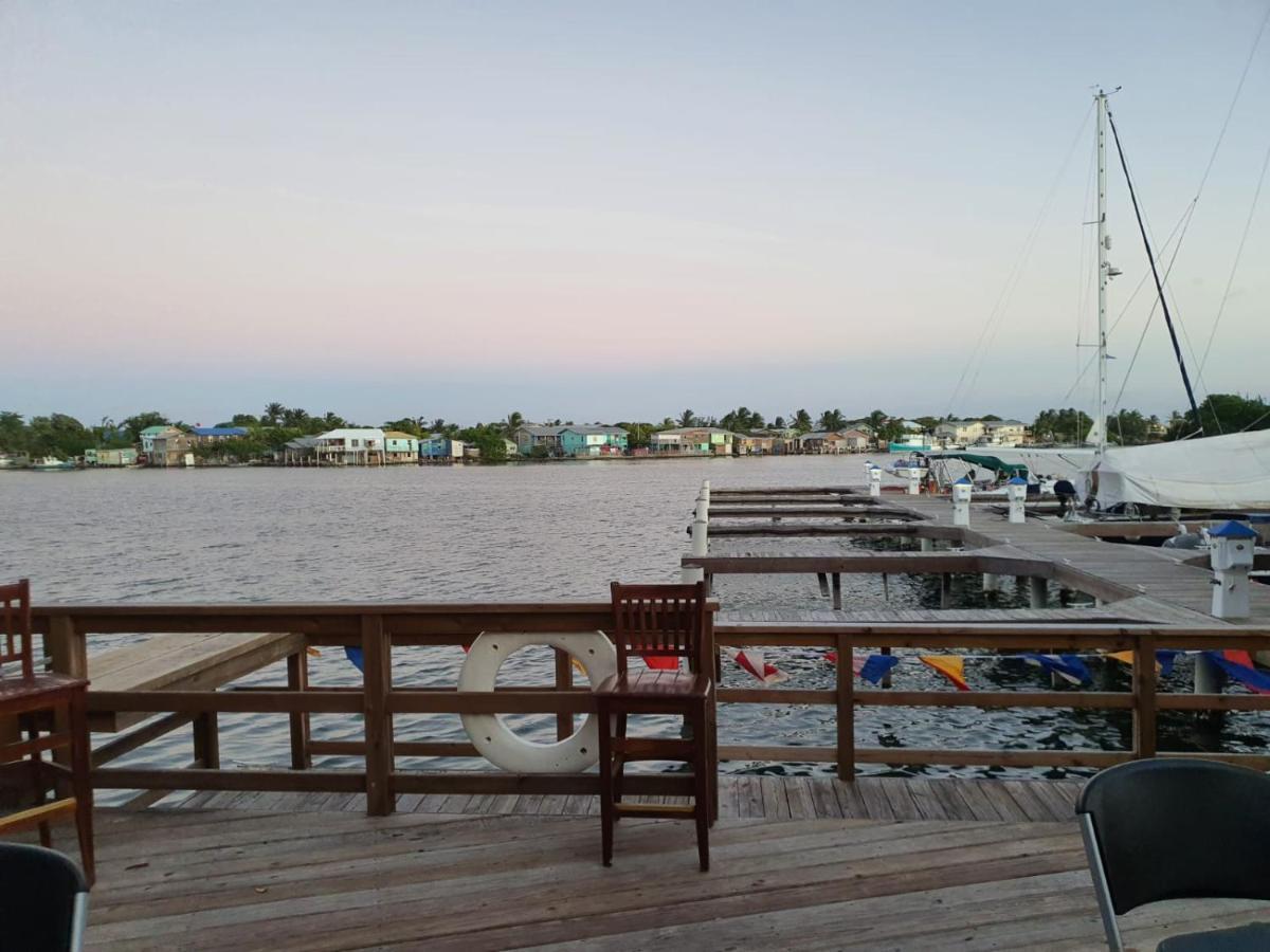 Hotel And Dive Center Roatan Yacht Club French Harbour Exteriör bild