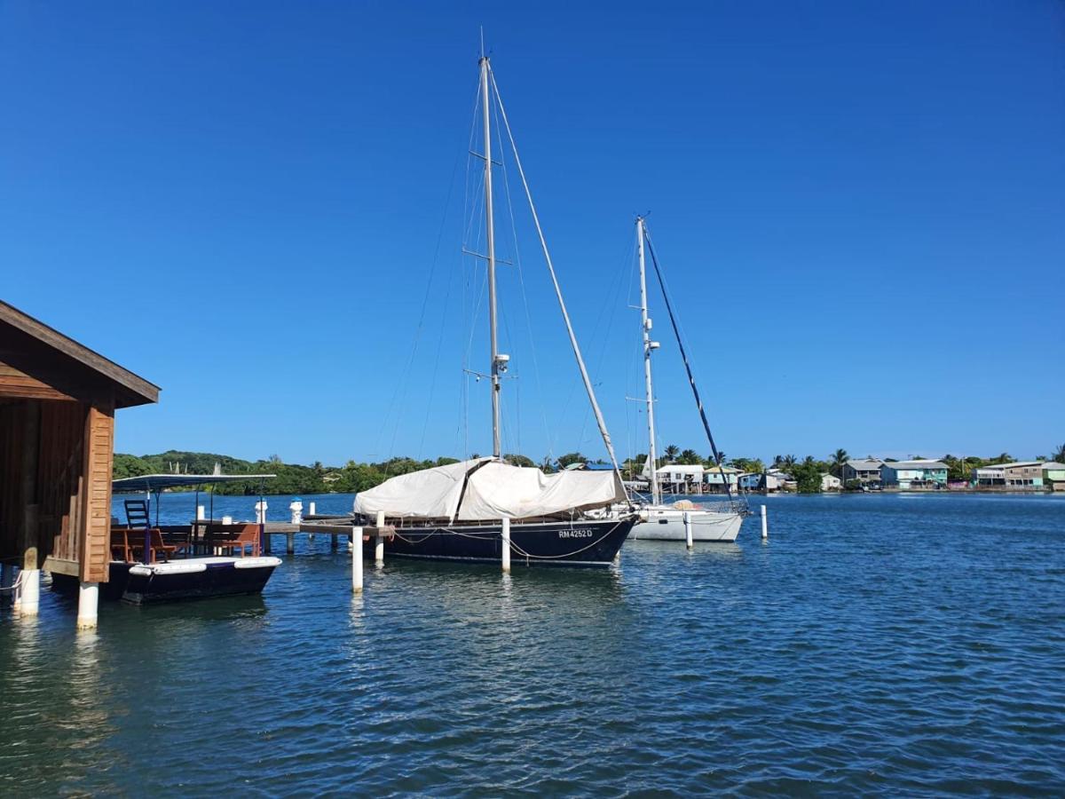 Hotel And Dive Center Roatan Yacht Club French Harbour Exteriör bild