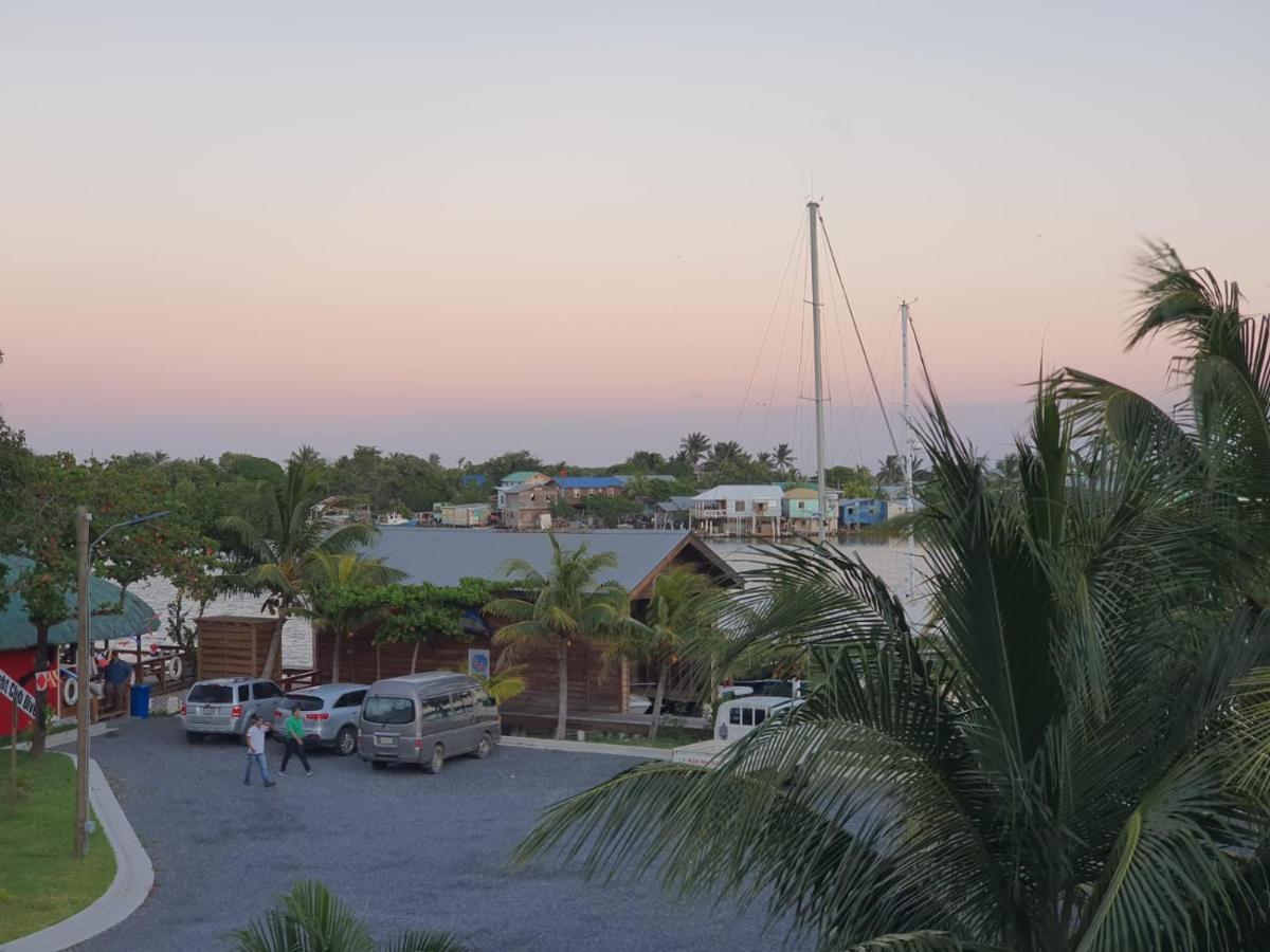 Hotel And Dive Center Roatan Yacht Club French Harbour Exteriör bild