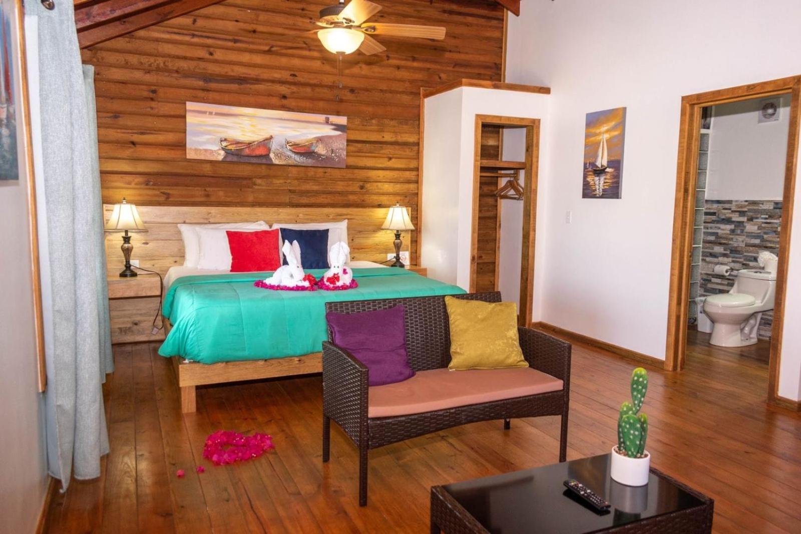Hotel And Dive Center Roatan Yacht Club French Harbour Exteriör bild